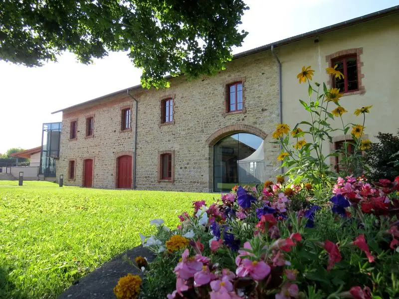 Cour du musée fleurie
