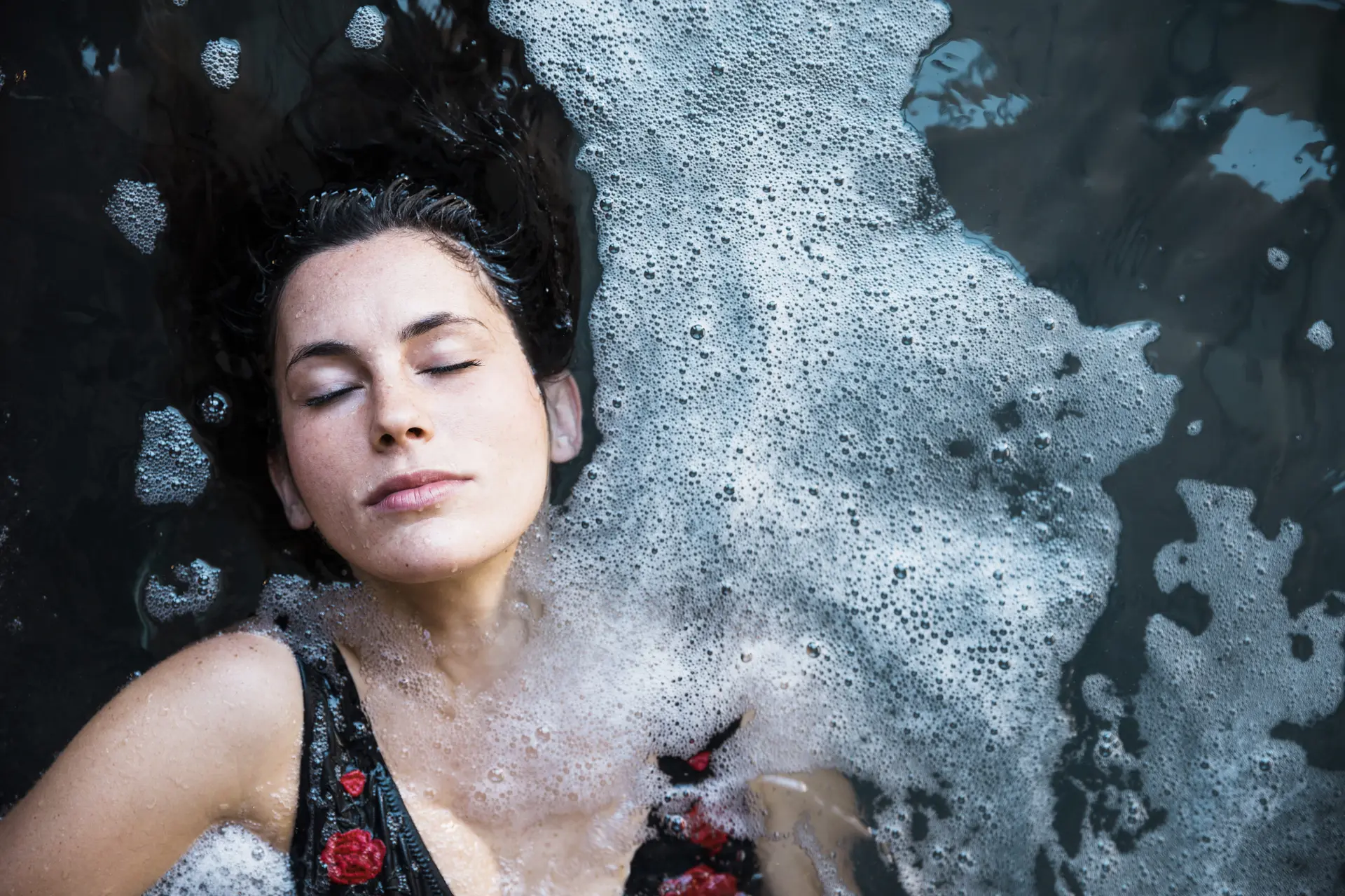 Femme qui se détend dans de l'eau froide