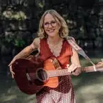 Chanteuse avec guitare classique a la main