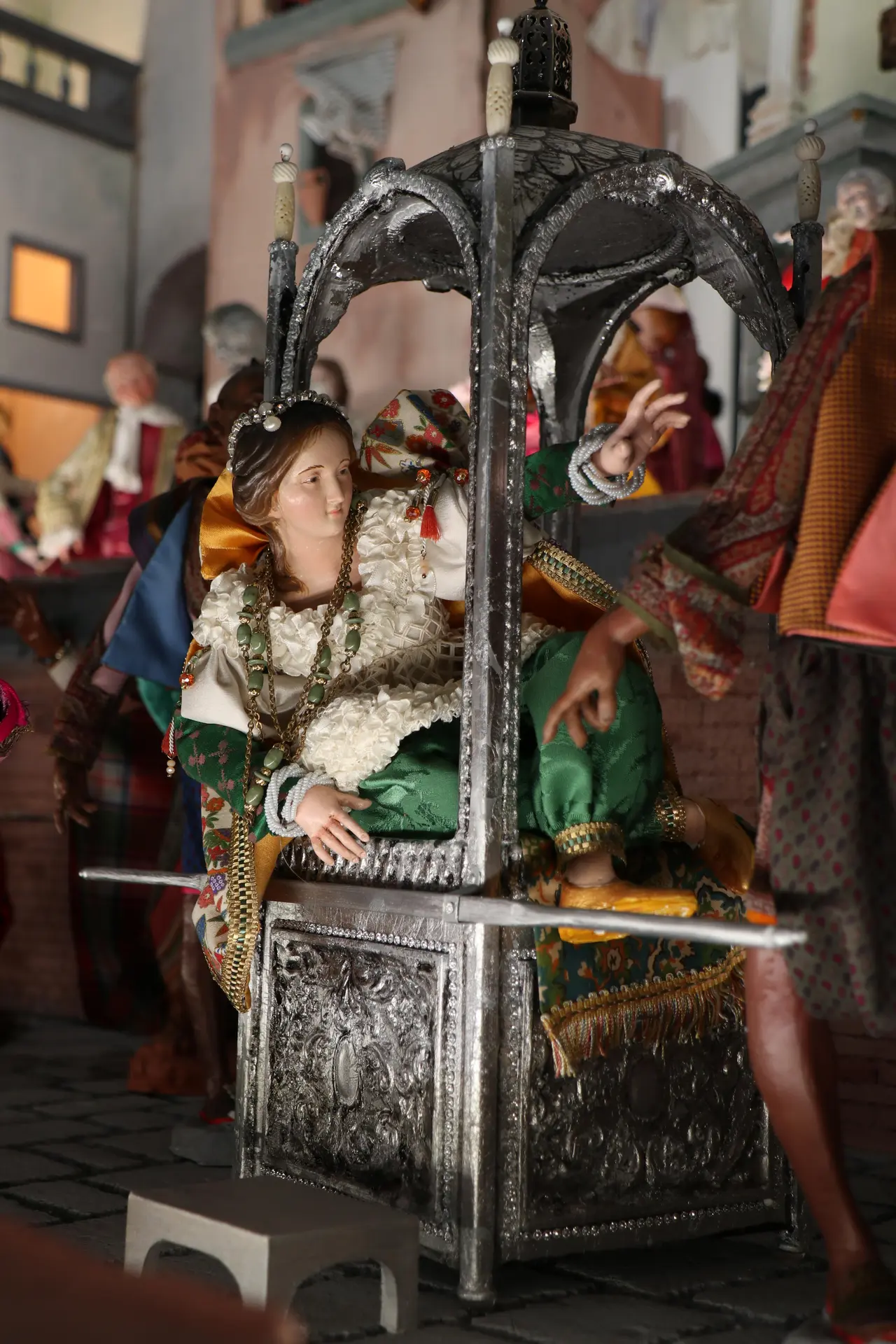 Princesse orientale dans la chaise à porteur - La Crèche napolitaine de Christian Léandre Ganga - Gassin