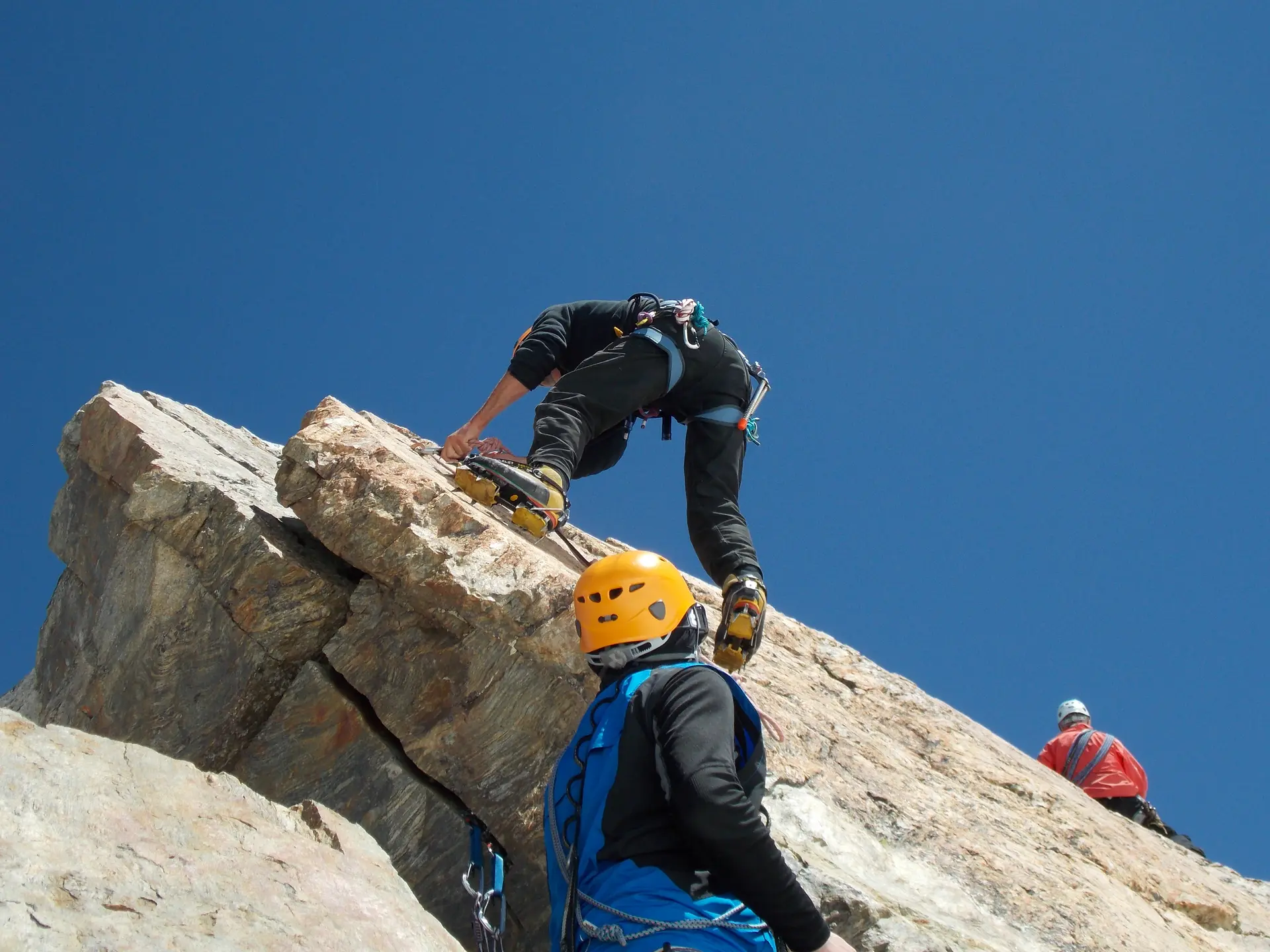 Un alpiniste sur une arête
