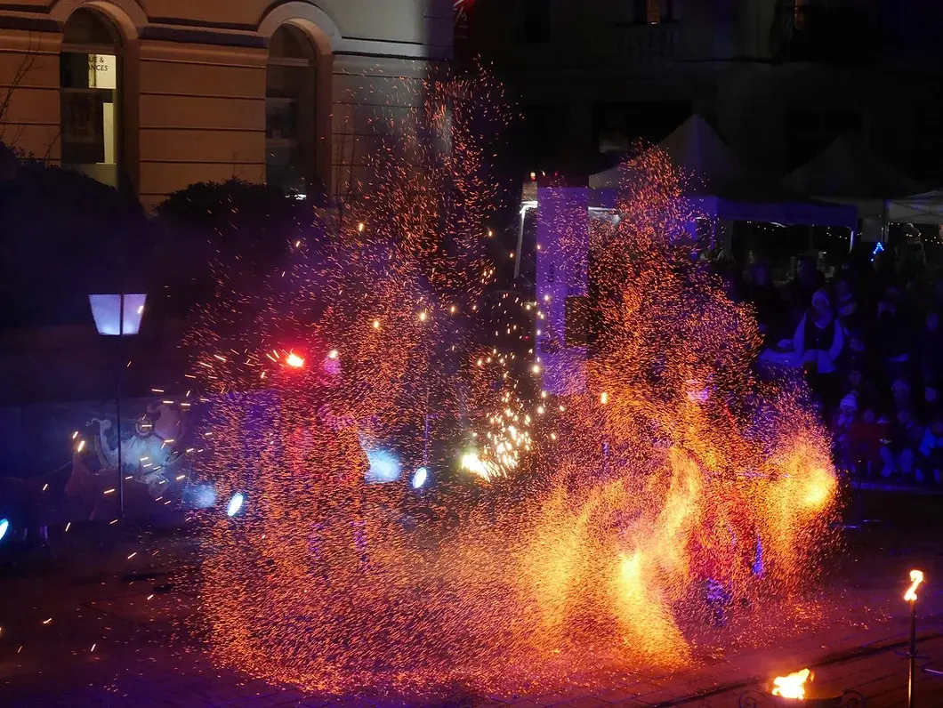 spectacle swing bretelles et étincelles