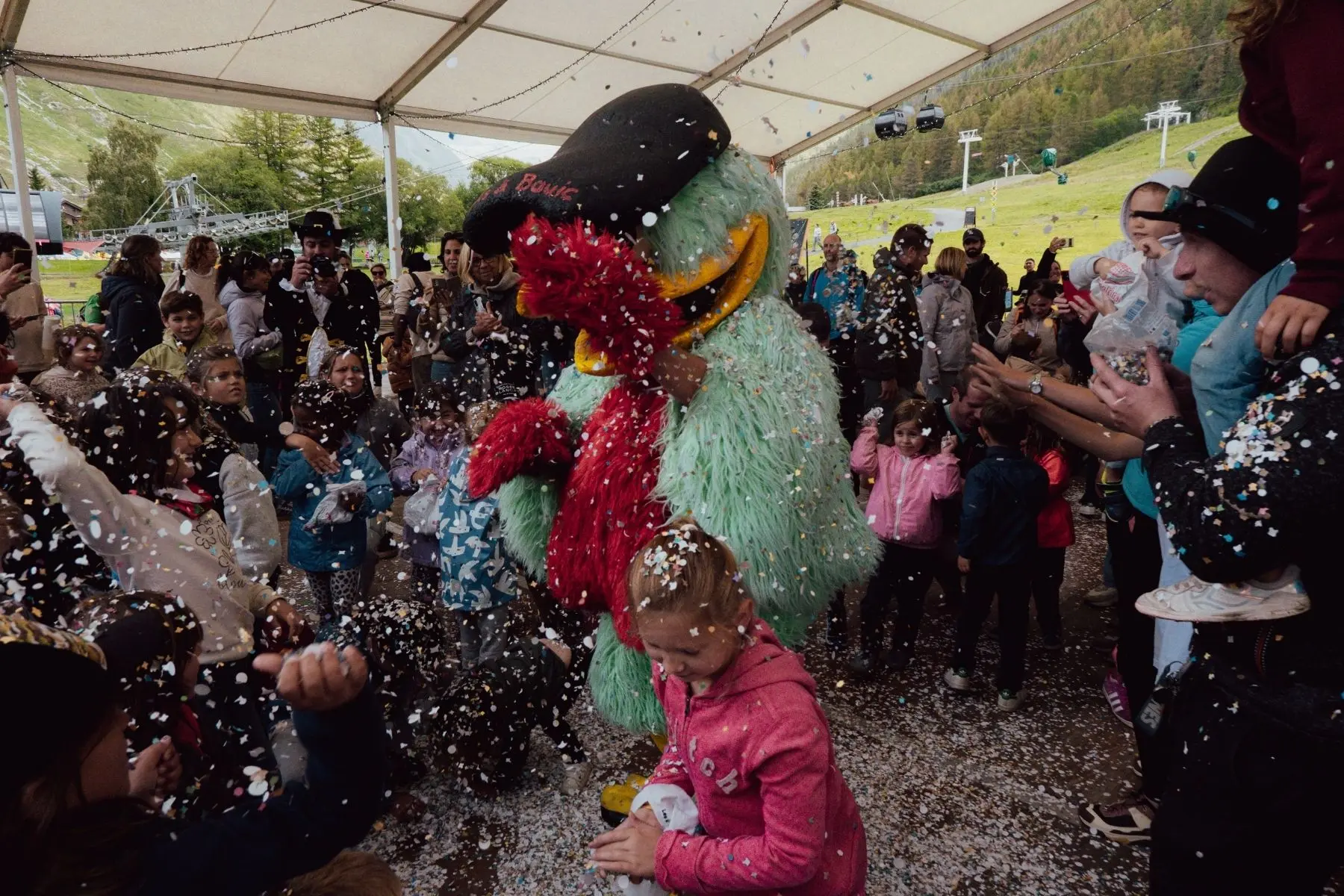 Bataille de confettis à l'Amphithéâtre de Verdure