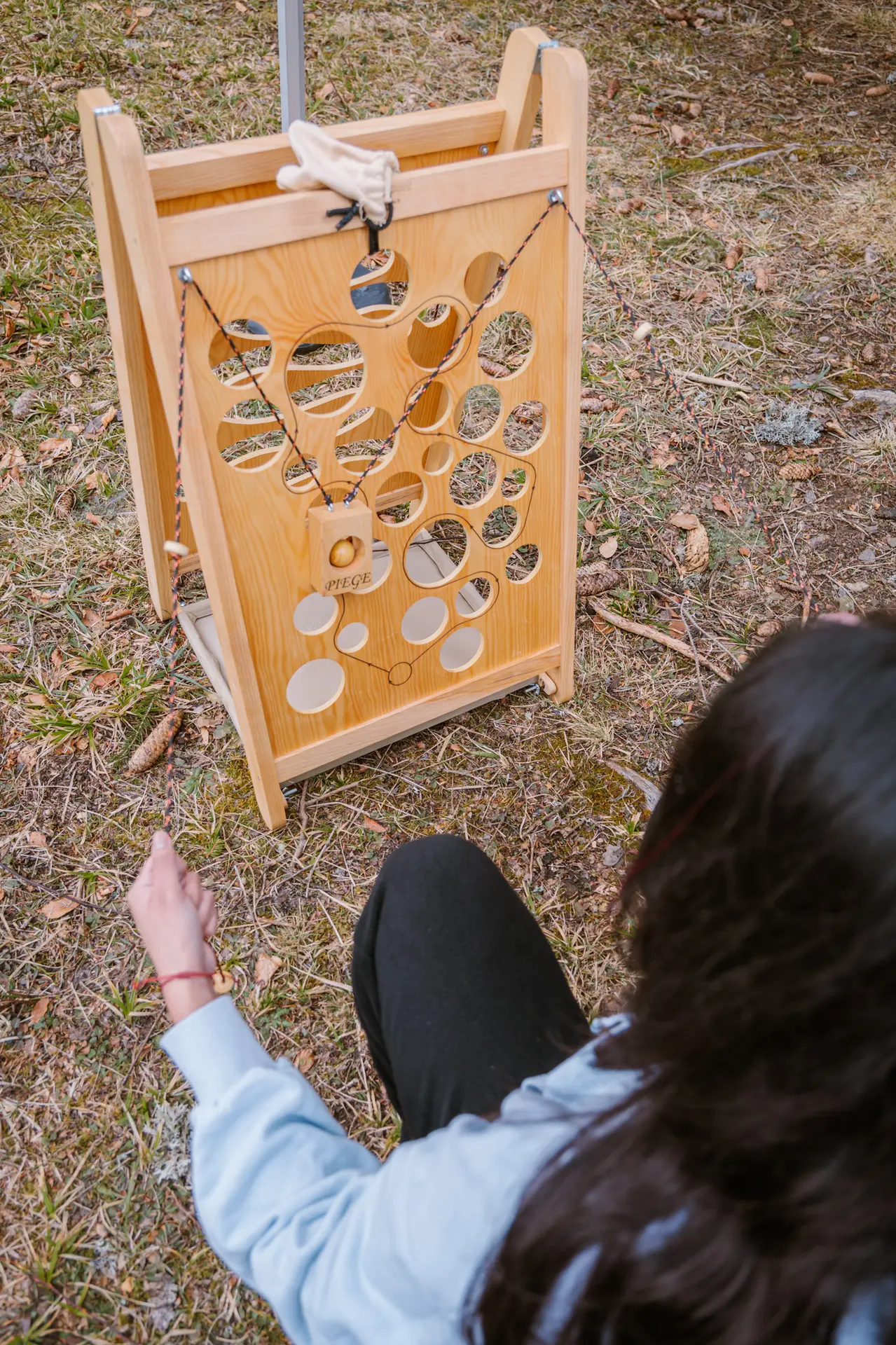 Fille jouant à un jeu en bois