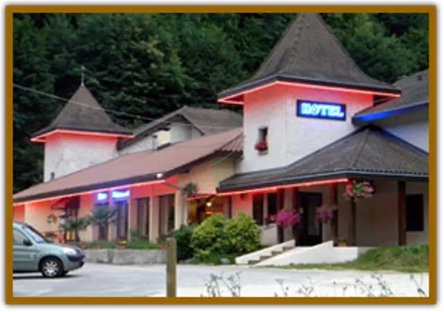 Ce bâtiment de deux étages présente une architecture originale avec des toits pointus et des lumières colorées qui le bordent. Une entrée principale est visible, précédée d'un petit parvis.