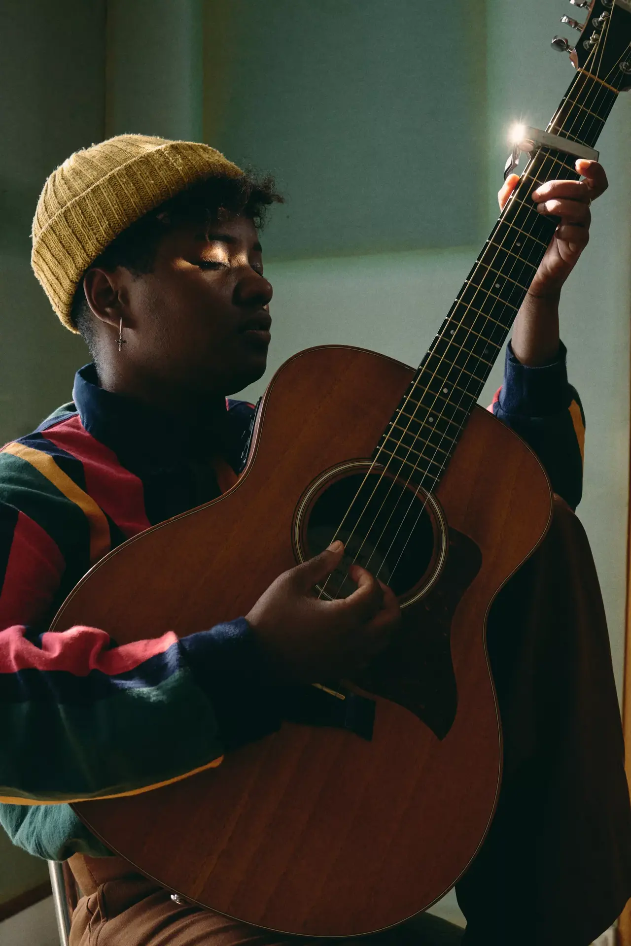 l'artiste avec sa guitare