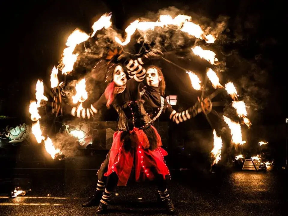 spectacle swing bretelles et étincelles