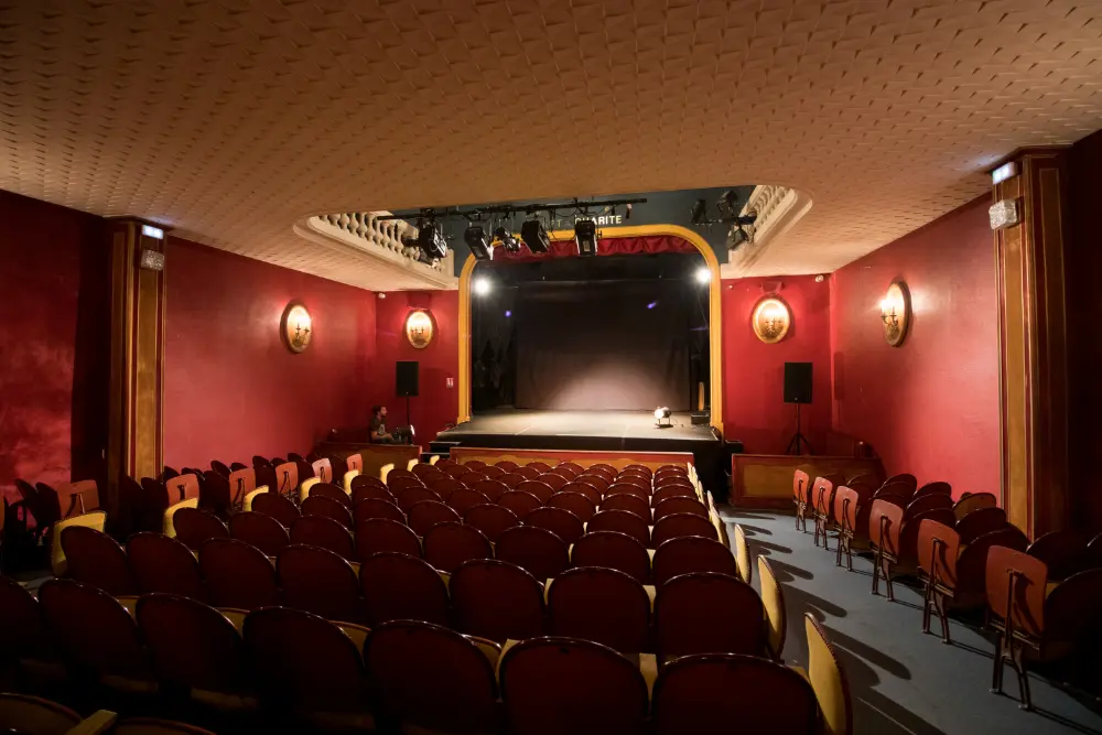 vue intérieur de la salle du théâtre, sièges en velours rouge