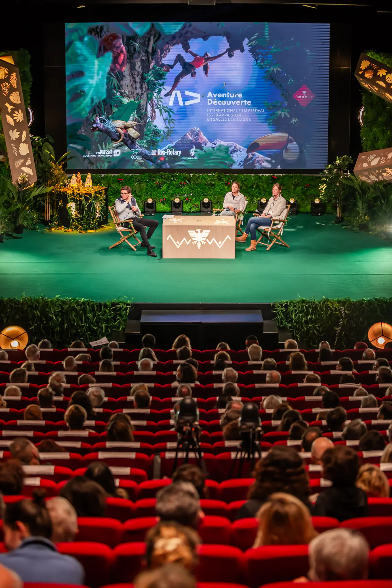Scène de l'Auditorium du Centre de Congrès avec Sylvain Tesson et les réalisateurs - Festival International du Film Aventure & Découverte édition 2024