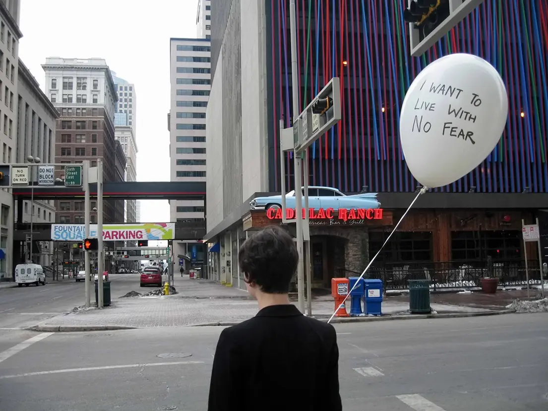 Shilpa Gupta, I Want to Live with No Fear, 2018, photographies, performance Avec l’aimable autorisation de l’artiste.