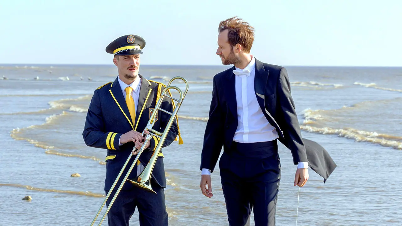 affiche du film avec un trompettiste et le chef d'orchestre sur une plage