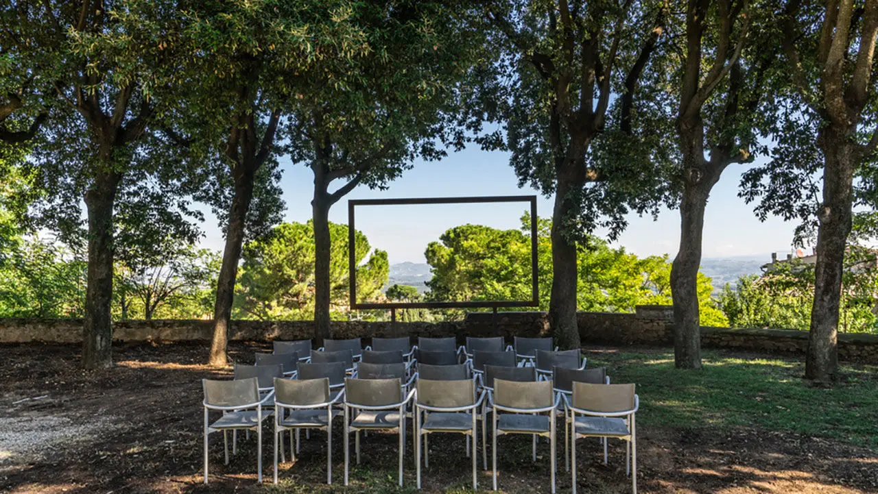 chaises devant un cadre qui montre le paysage
