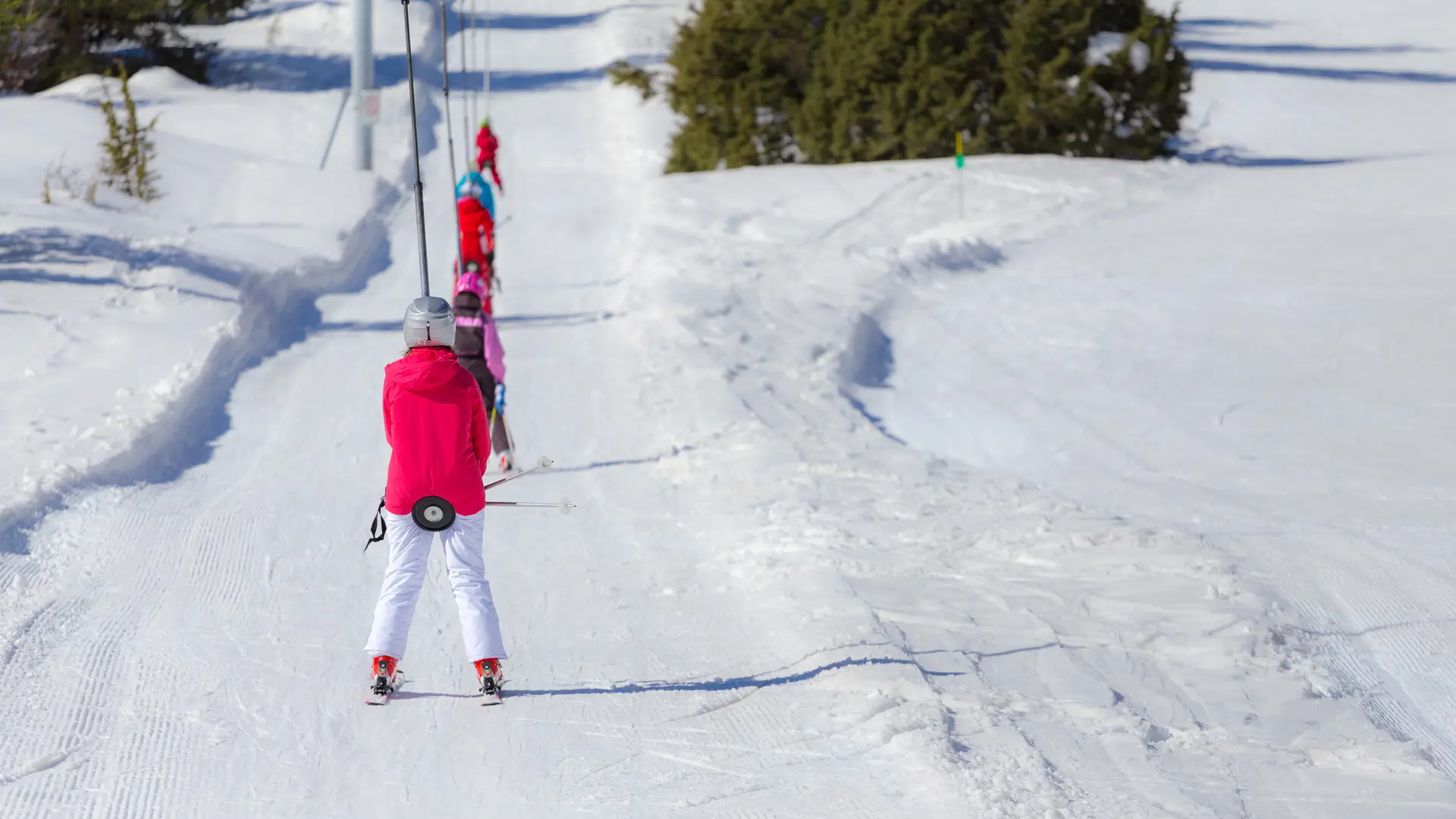 Skieur sur le teleski du Bois Noir à Névache