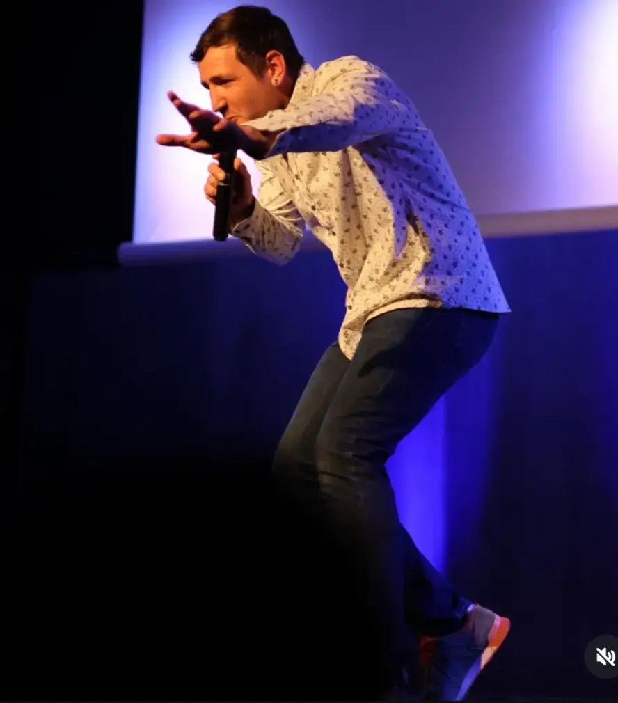 Quentin de la Yaute , humoriste sur scène