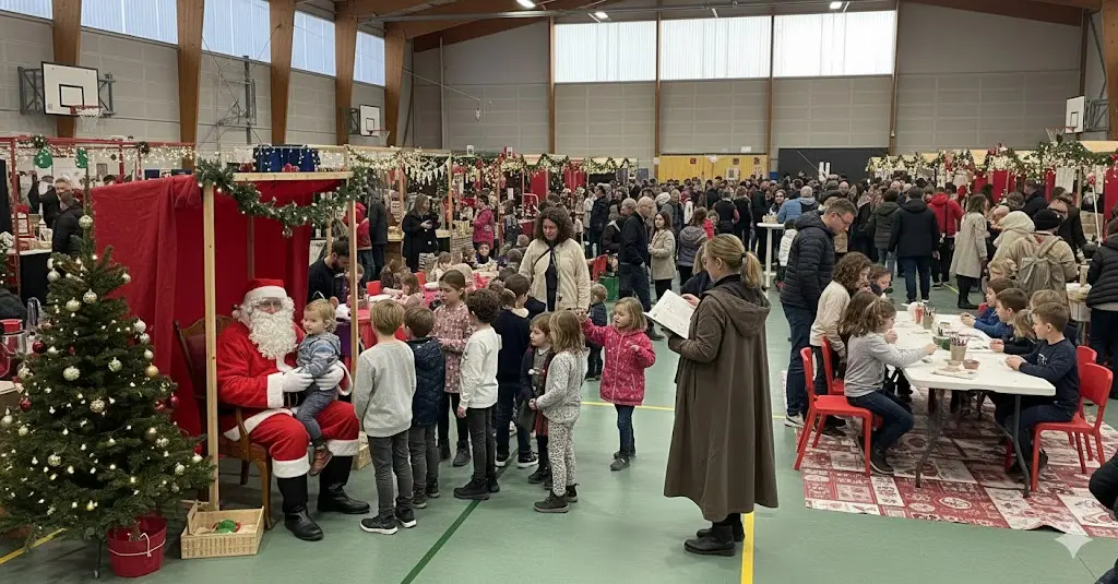Photo montrant un marché de noël dans une salle des fêtes