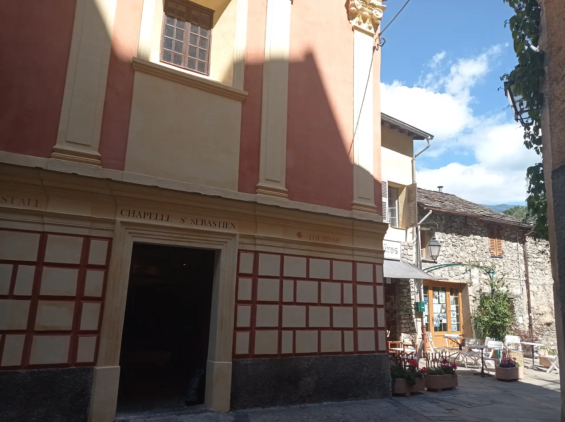 Chapelle des pénitents rouges et librairie du Cairos