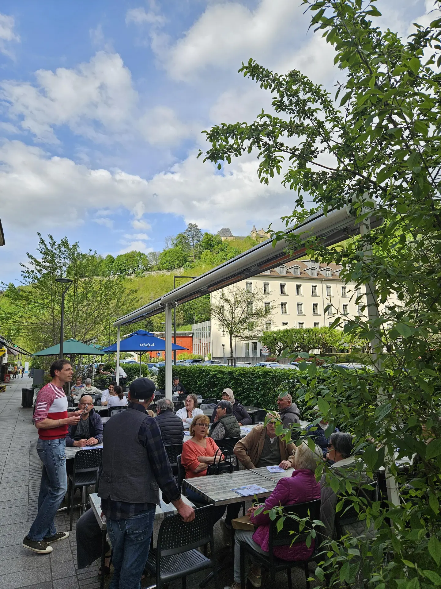 Des curistes attablés à la terrasse du restaurant La Fondue
