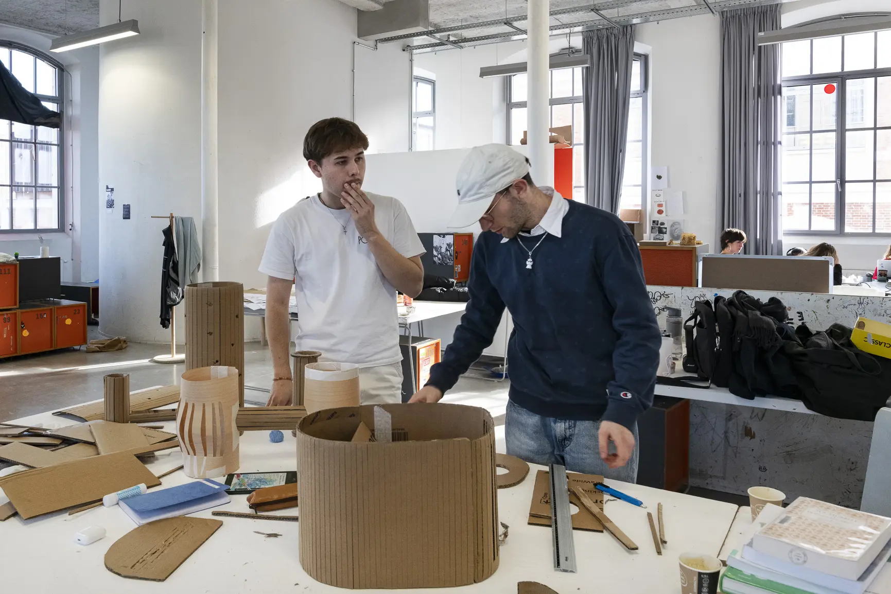 JPG Le droit de rêver - Etudiants dans les ateliers moulage de l'ESADSE lors du Workshop COHABITATION, 2024