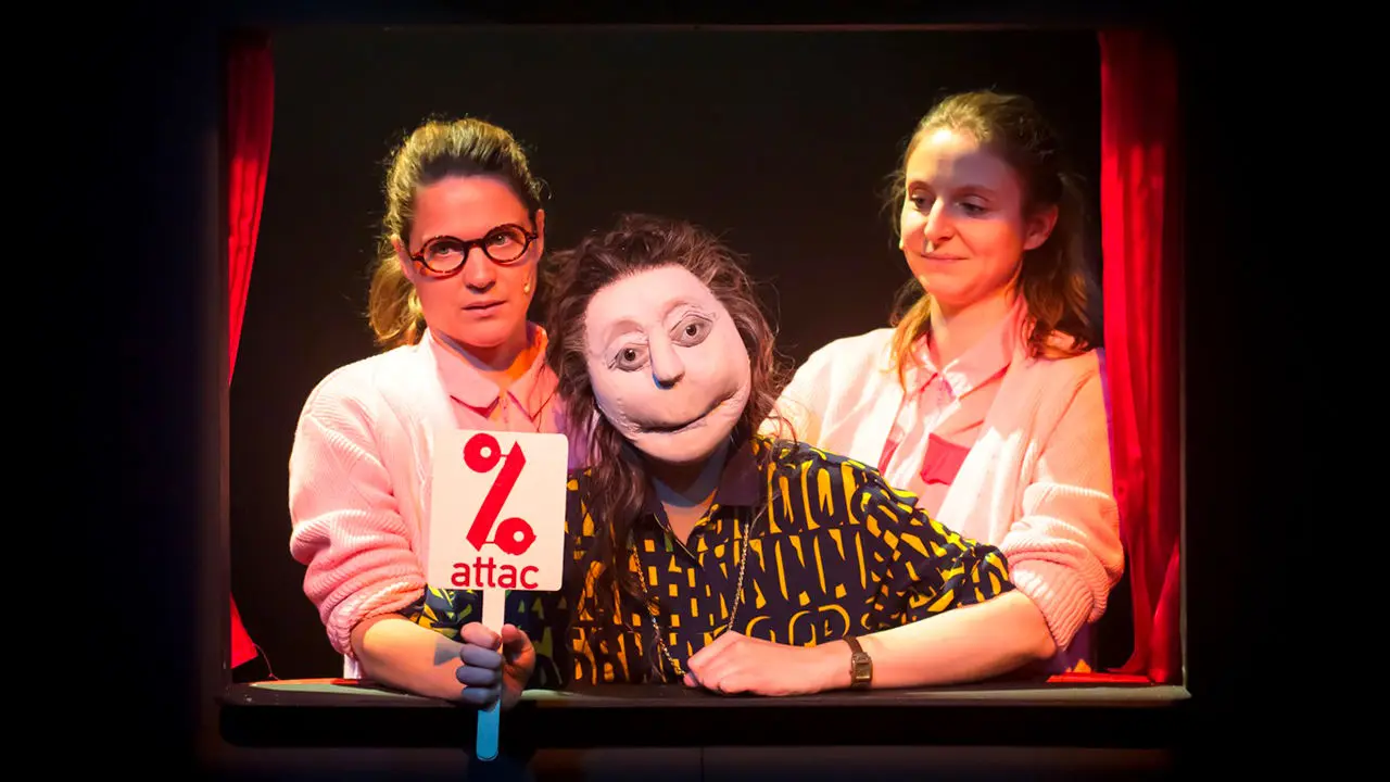 Deux comédiennes sur scène avec une grande marionnette