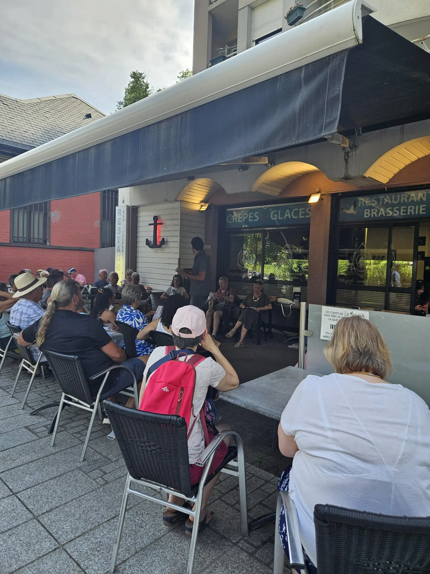 Le pot d'accueil des curistes à la terrasse du Café de la Marine.