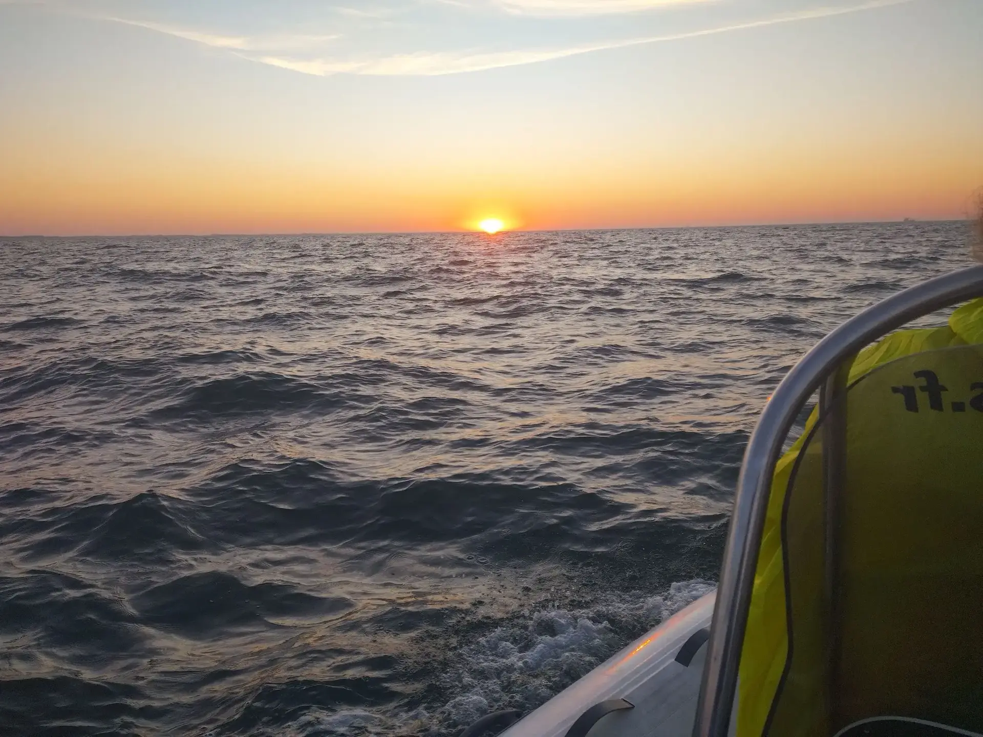 Lever de soleil en mer à bord du Loup des mers pour un apéro face au Fort Boyard