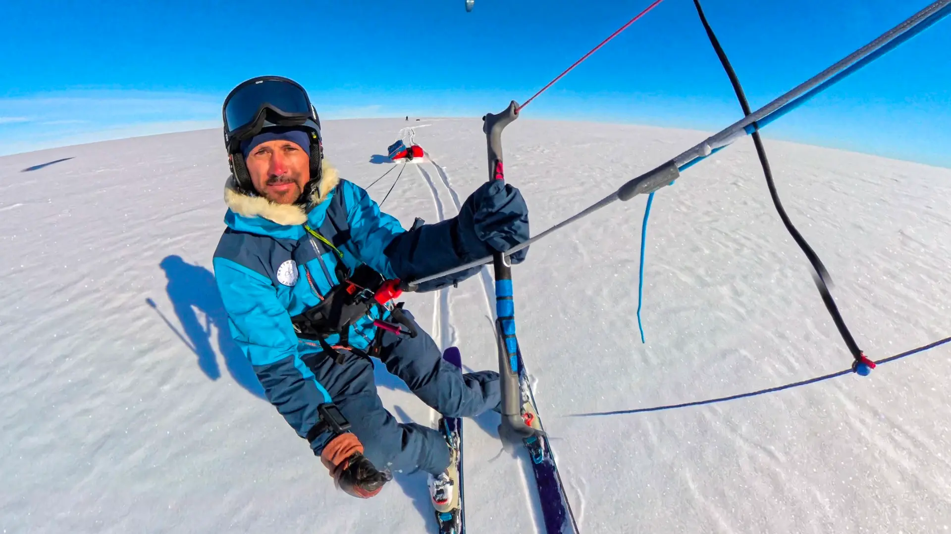Matthieu Tordeur en snowkite en Antarctique durant l'expédition Under Antarctica