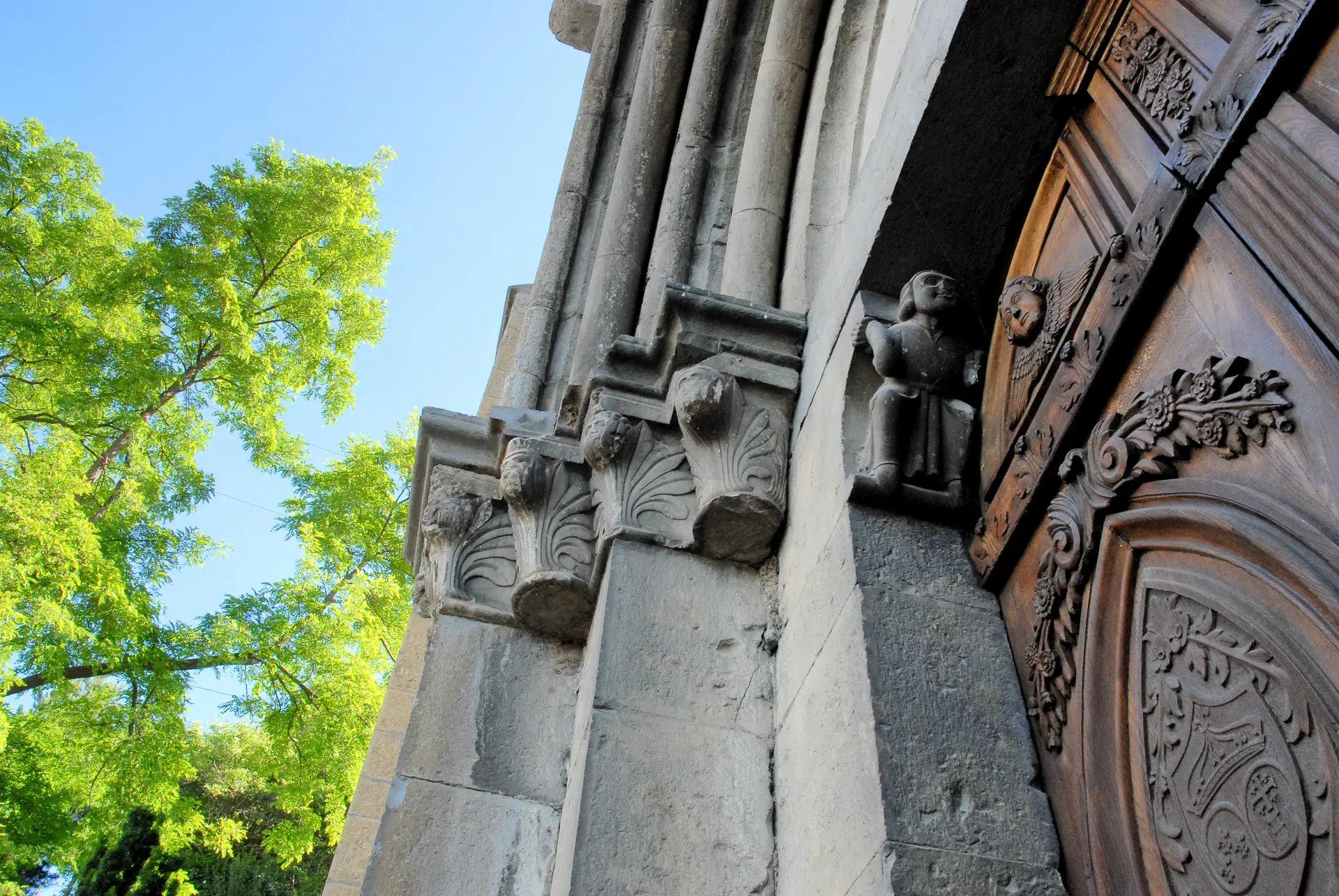 Eglise ND de Nazareth à Seyne, Porte d'entrée de l'église