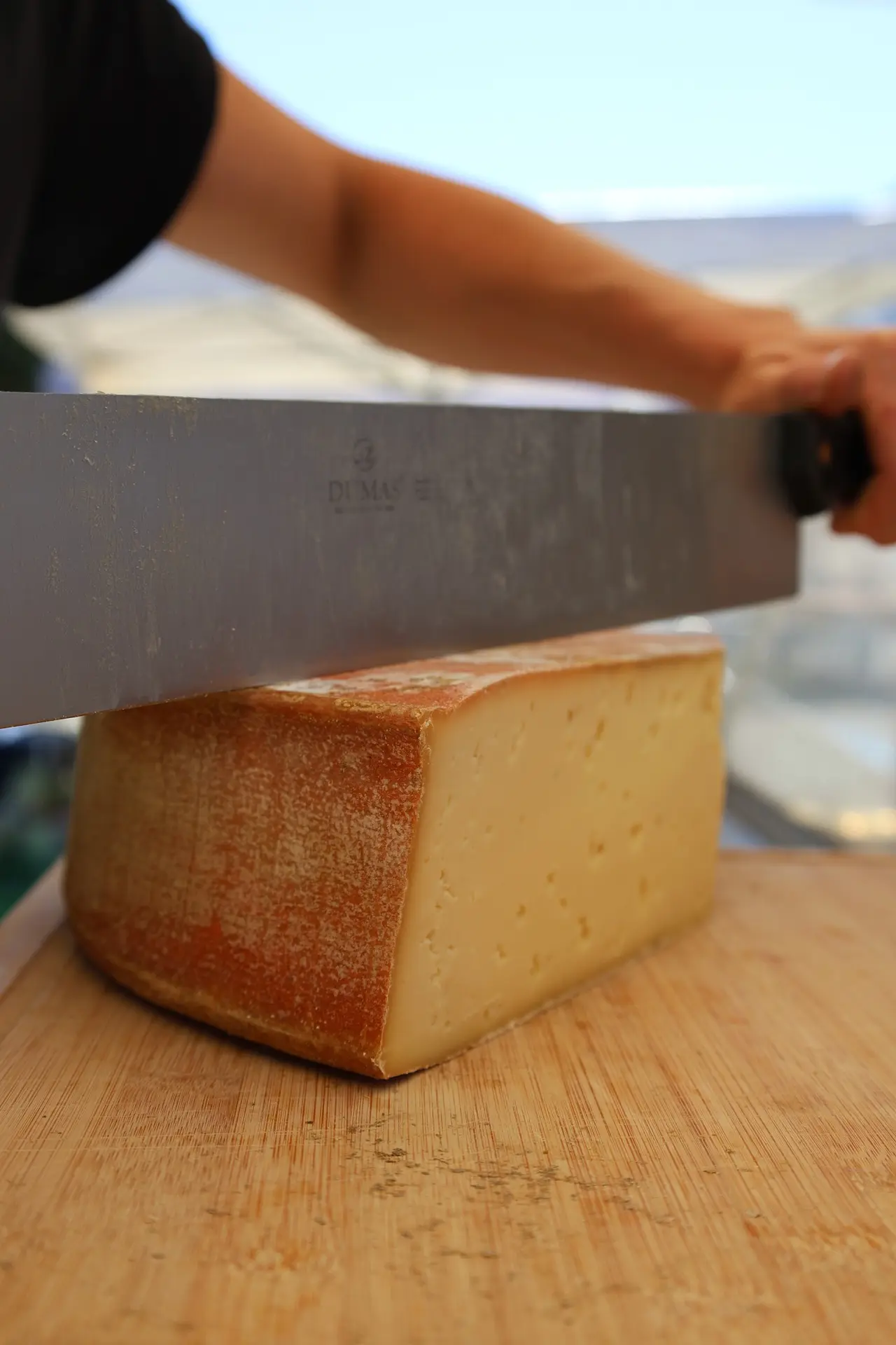Le bon fromage de la ferme du Lautaret en vente sur le marché de la Grave