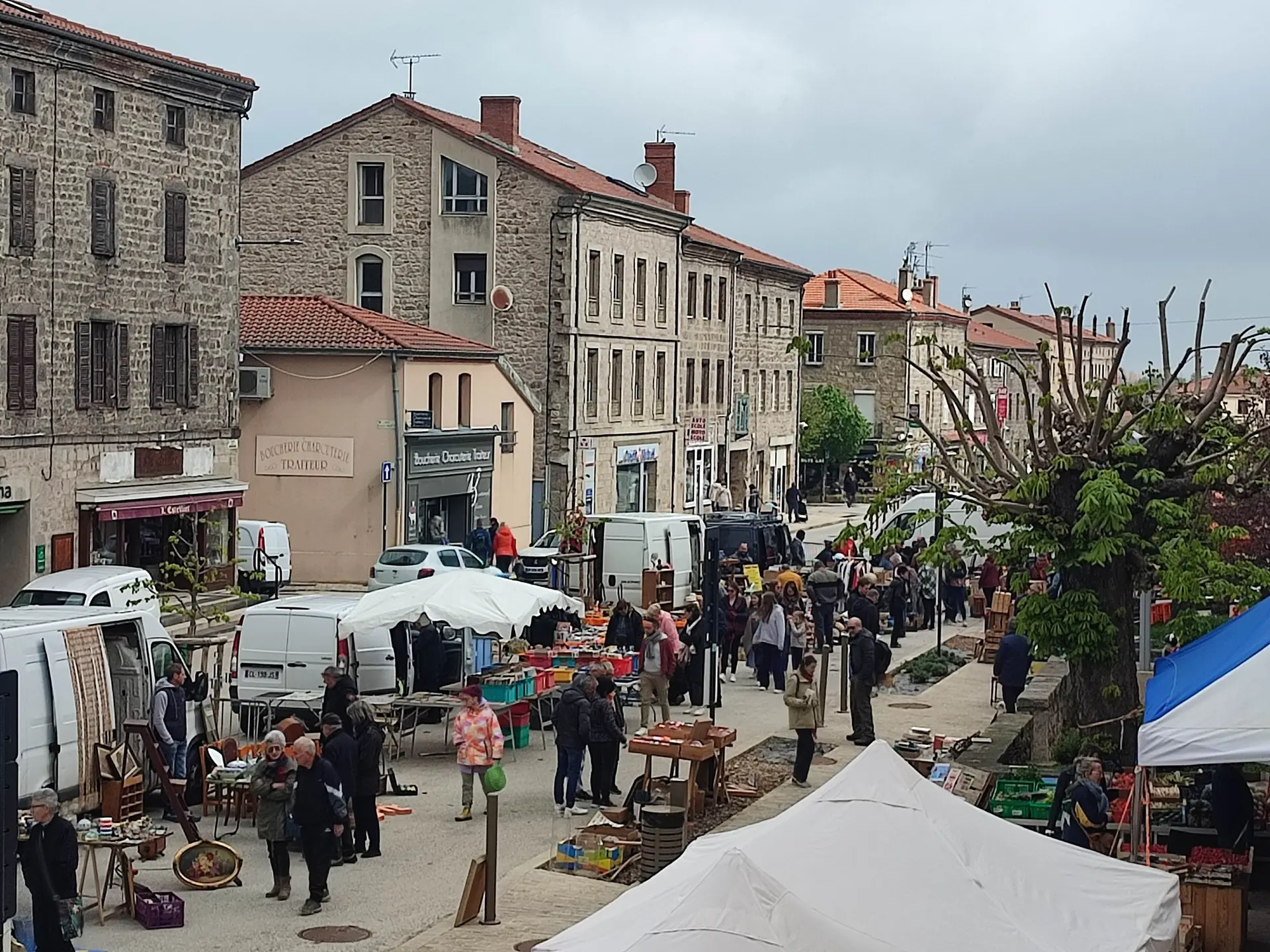 Brocante professionnelle St-Bonnet le Château