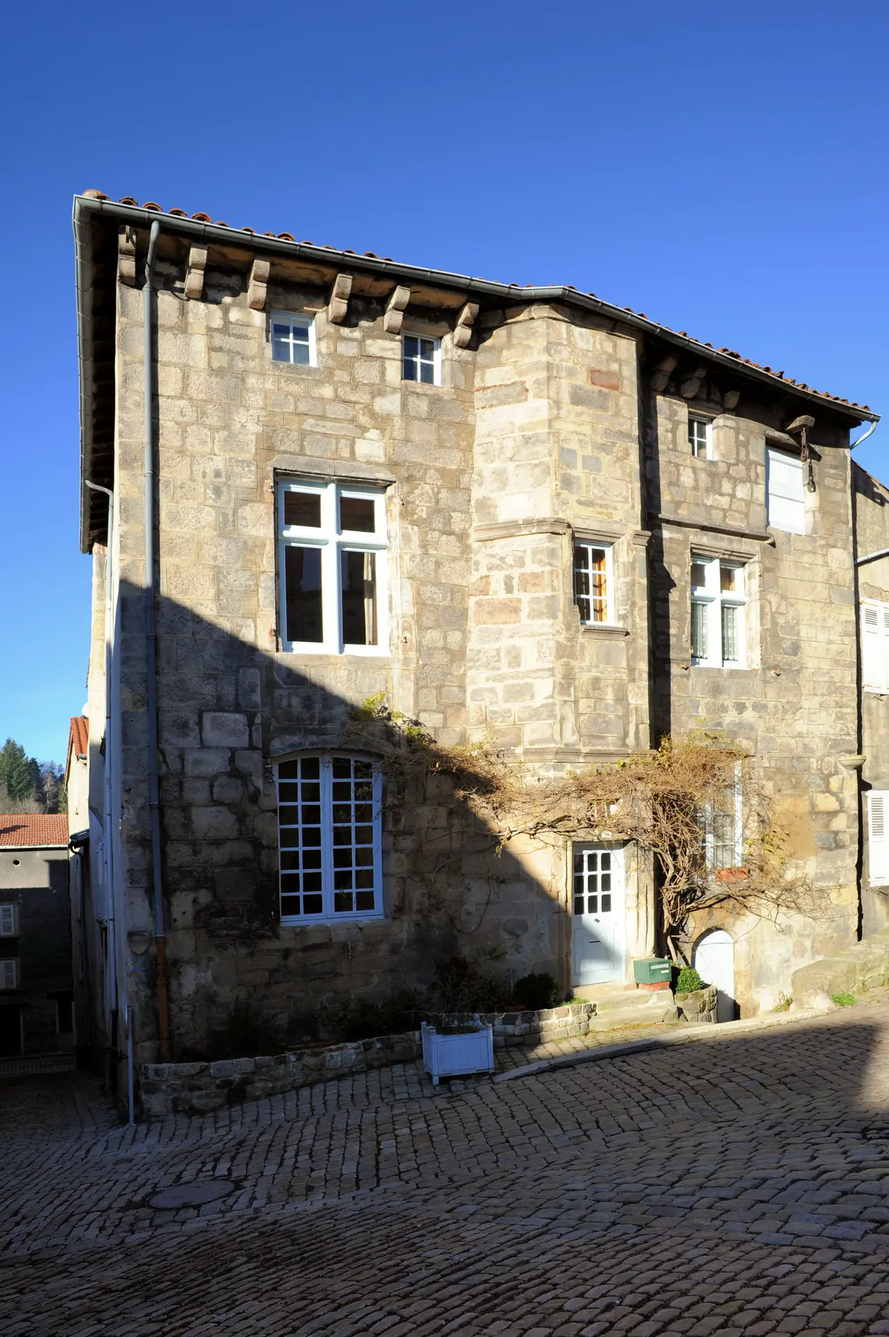 Place des Fours banaux - St Bonnet le Château 42380