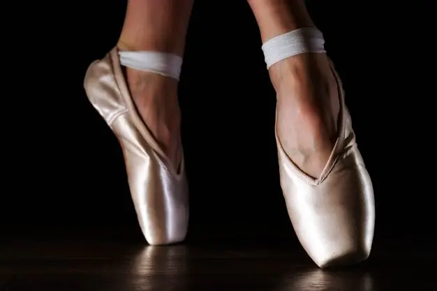 Pieds-ballerine-classique-pointes-sol-noir_