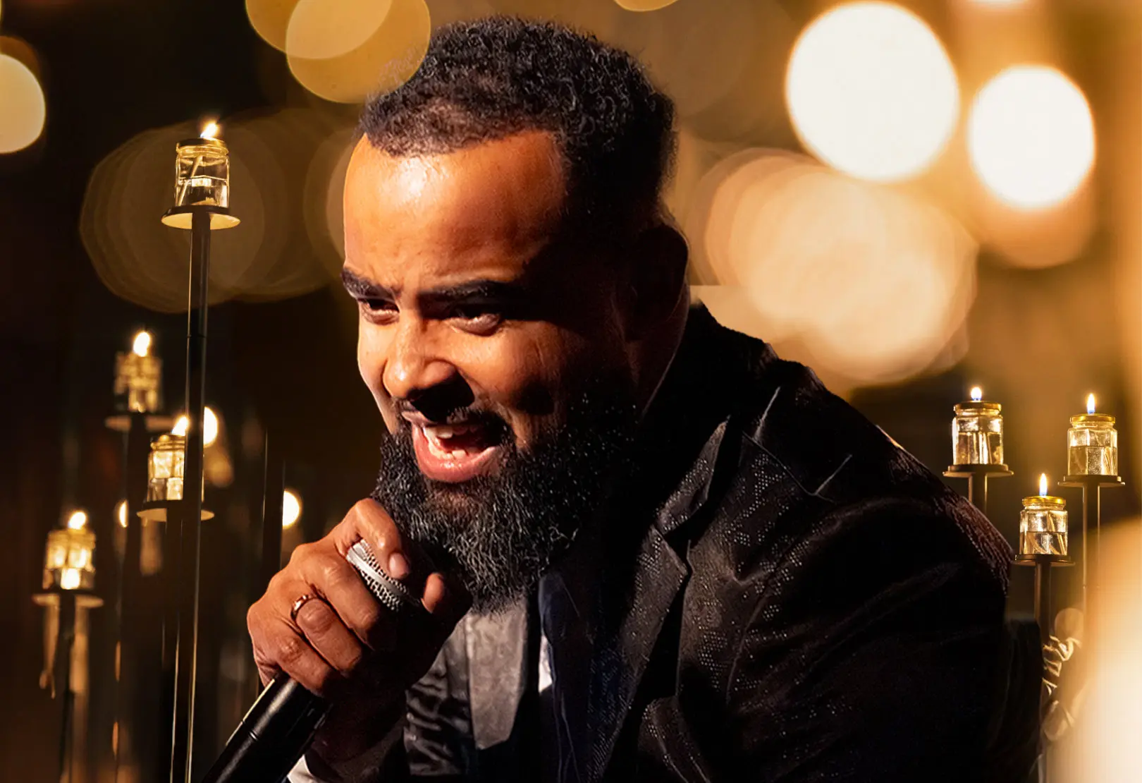 chanteur au micro dans une eglise