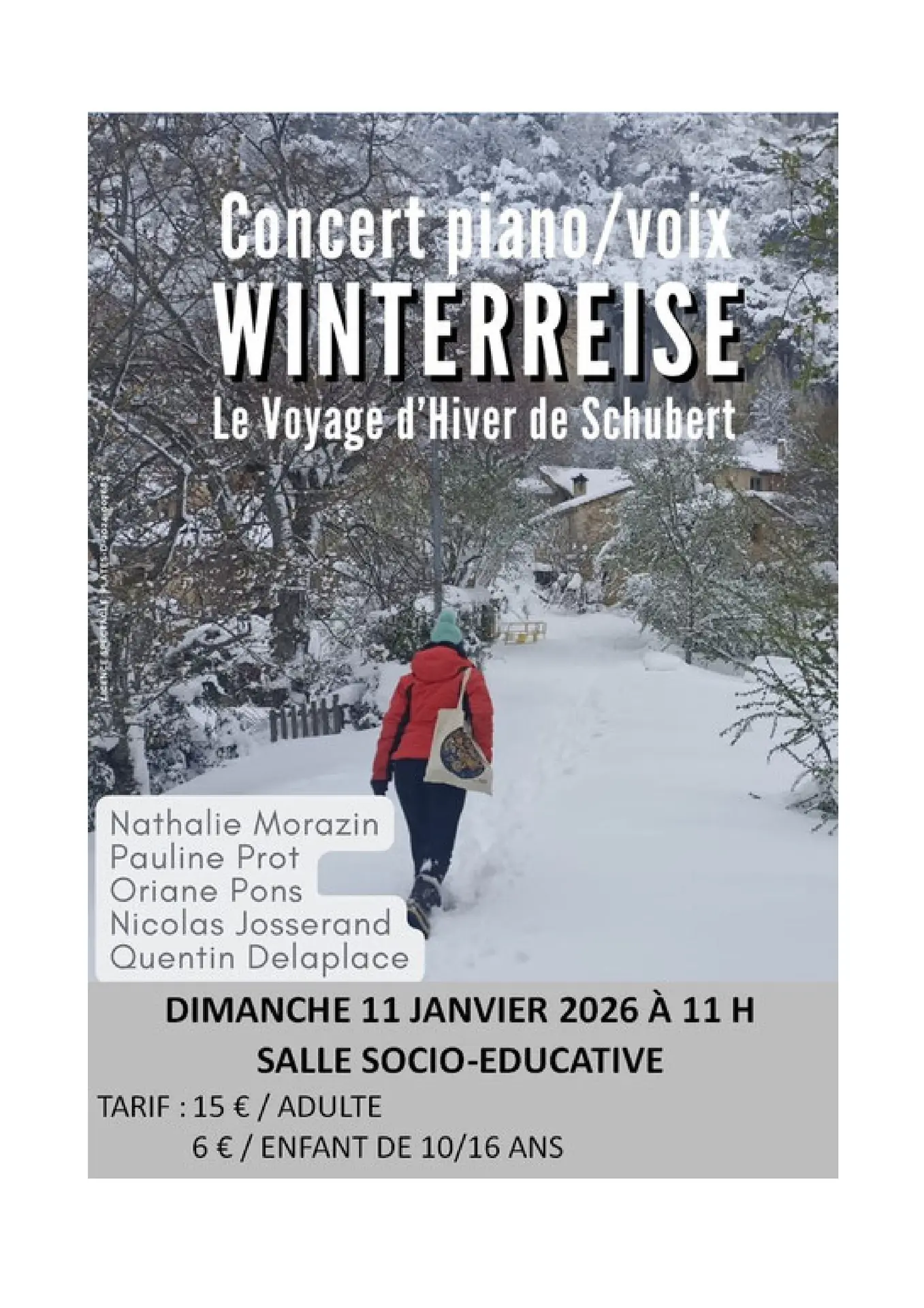 Photo d'une personne qui marche dans la neige en direction d'une maison au milieu des arbres