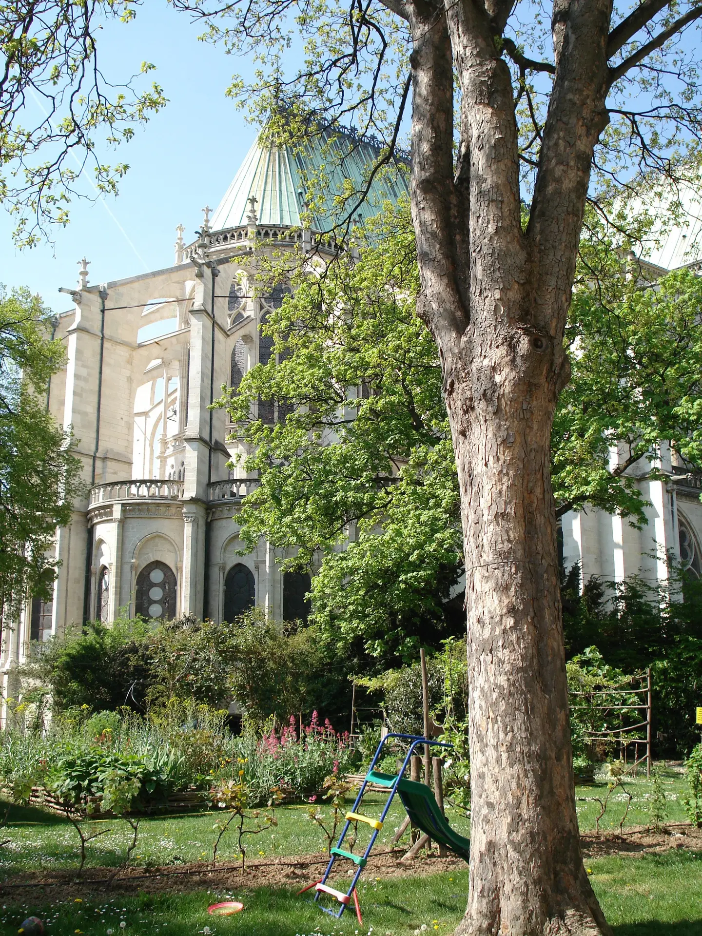Jardin médiéval et chevet de la basilique