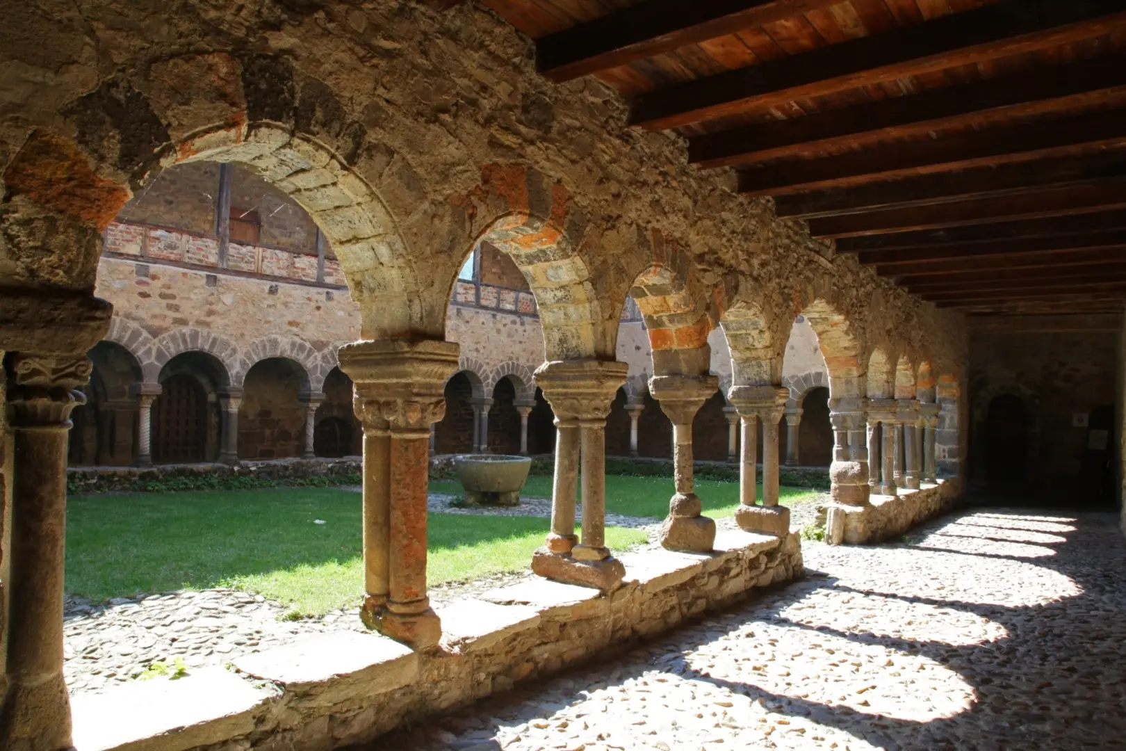 Visite de l'Abbaye de Lavaudieu, Cloître, Réfectoire et Jardins_Lavaudieu