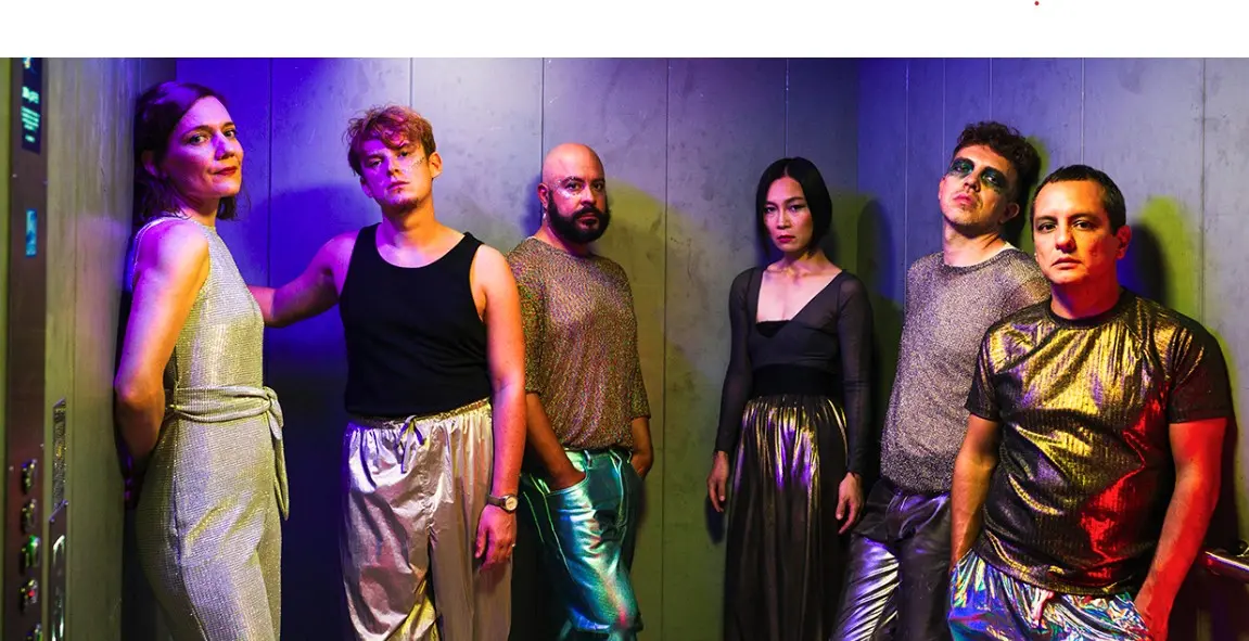 Spectacle de Lovemusic Protest of the Physical