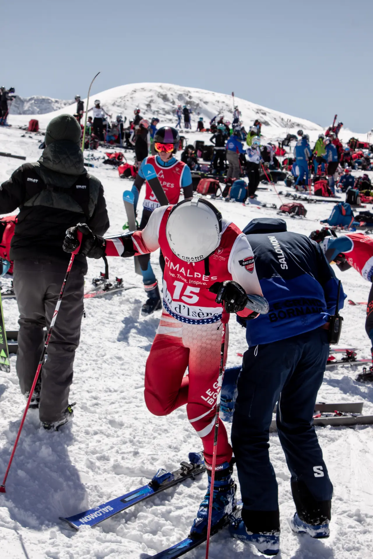 Echauffement de jeunes skieurs à La Scara, course internationale de ski alpin à Val d'Isère
