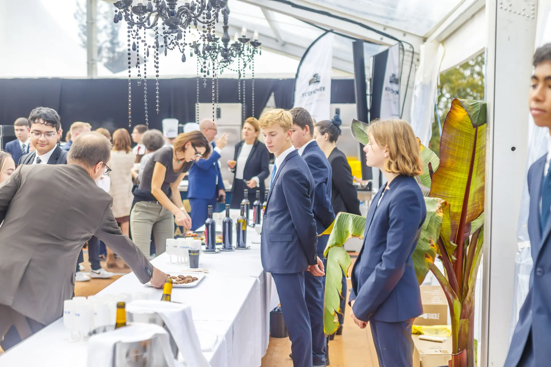 Buffet des élèves du lycée hôtelier et serveurs