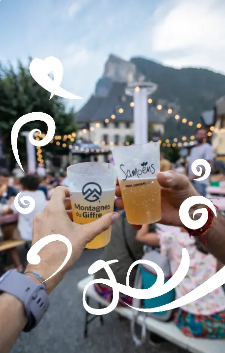 Deux verres de bières devant le criou. Des personnes qui mangent devant un concert en été.