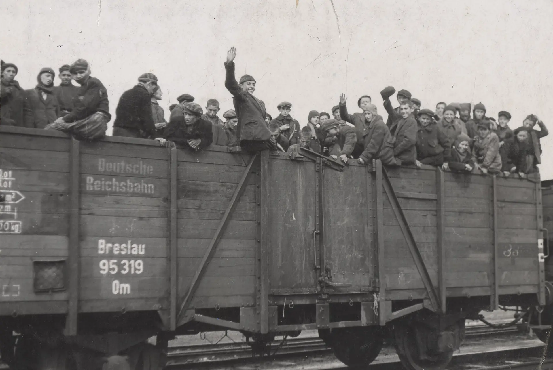 Évacuation des rescapés en train du camp de Terezin. Tchécoslovaquie, 2 juin 1945.