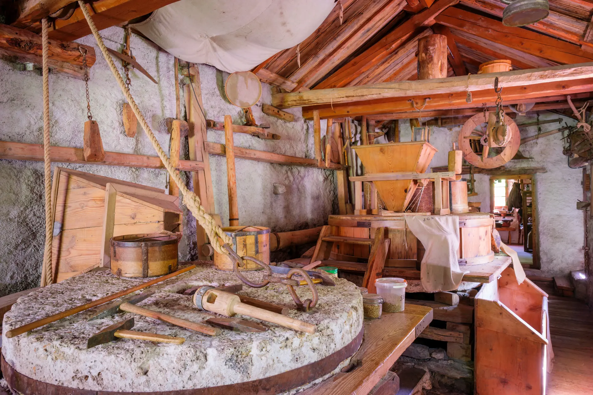 Le système du moulin à eau de Villar d'Arêne est en état de marche avec ses pièces d'origine