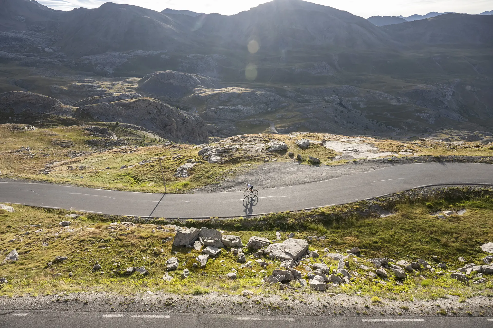 Cycliste dans le col de la Bonette