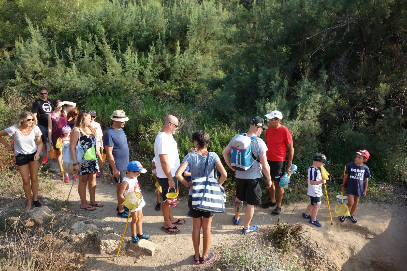 la petite troupe suit le sentier du littoral