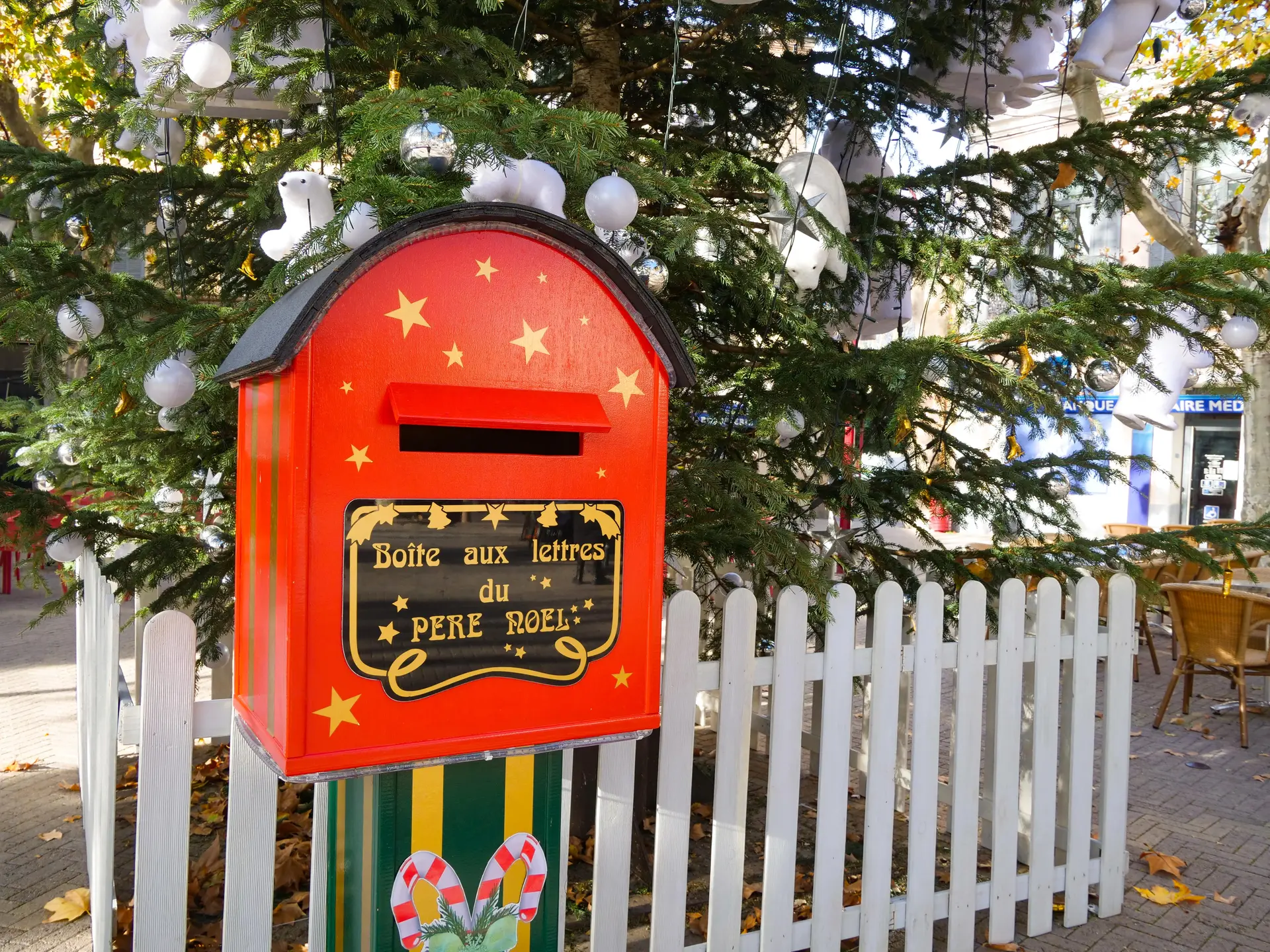 Boite aux lettres du Père Noël sur la place Portalis