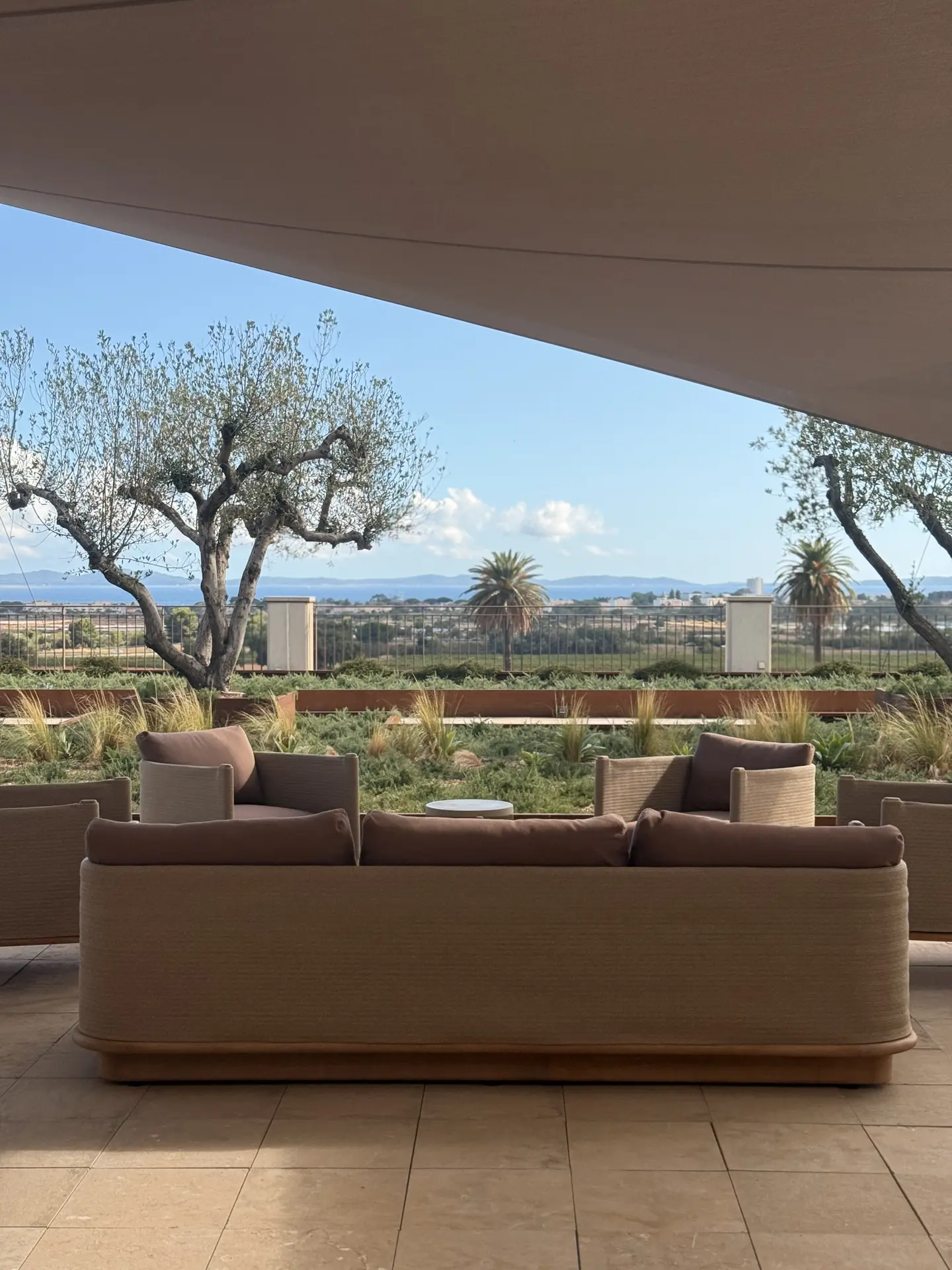 Accords en rosé by Château Galoupet en terrasse