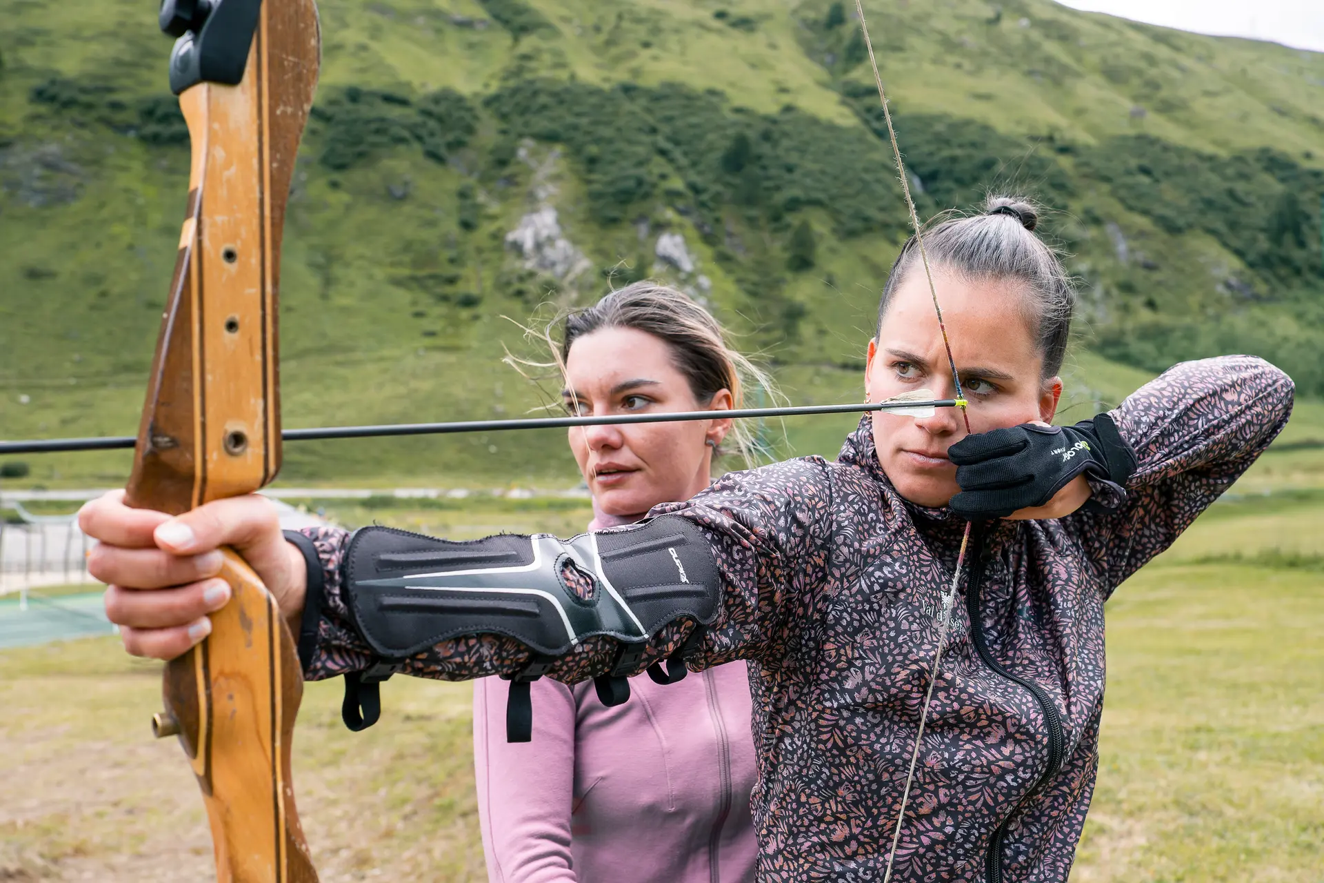 Groupe d'amis qui font du tir à l'arc à Val d'Isère