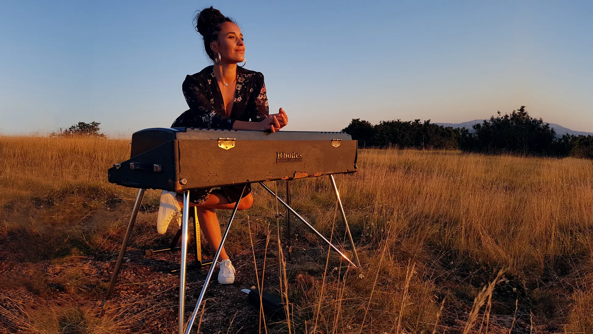 Jeanette Berger jouant du piano dans un champ.