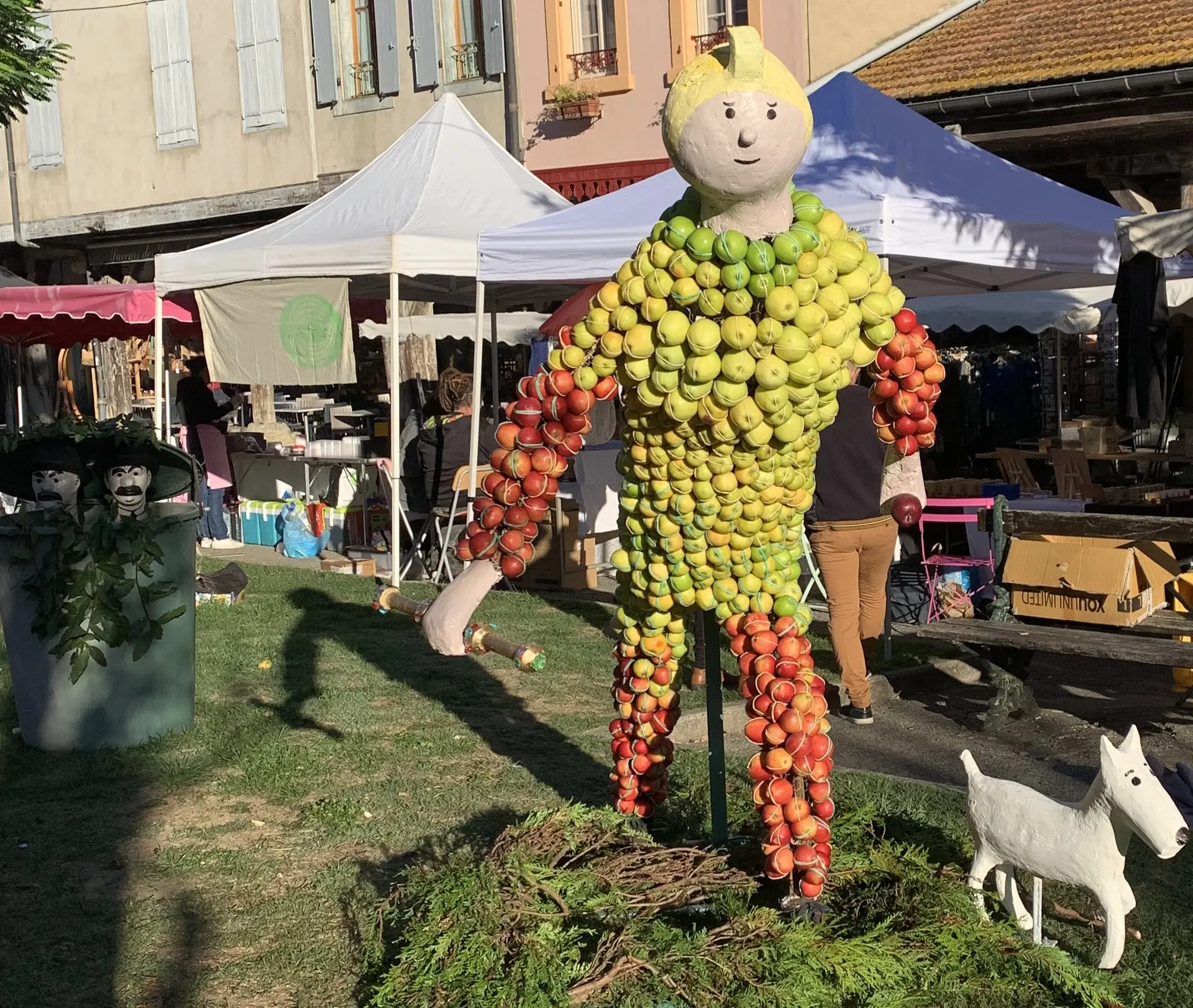 structure décorée de pommes