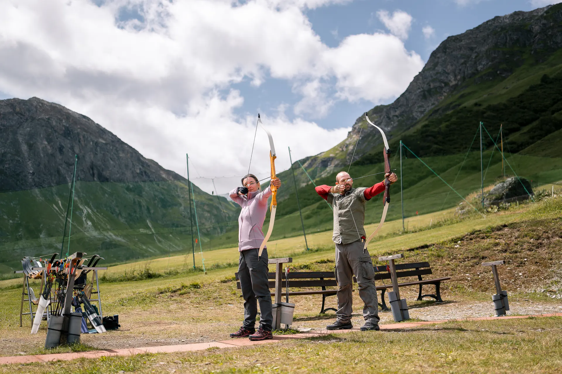 Groupe d'amis qui font du tir à l'arc à Val d'Isère