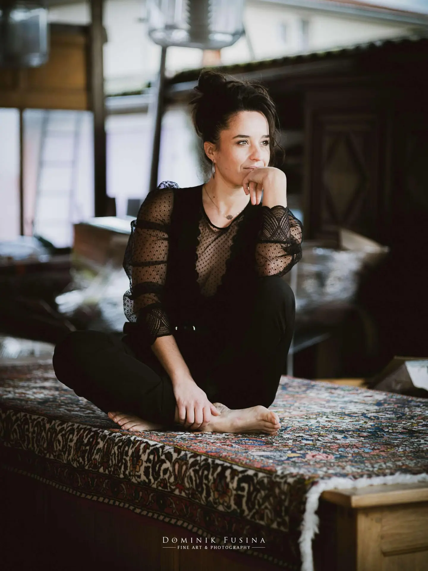 Portrait de Jeanette Berger assise en tailleur sur un tapis.